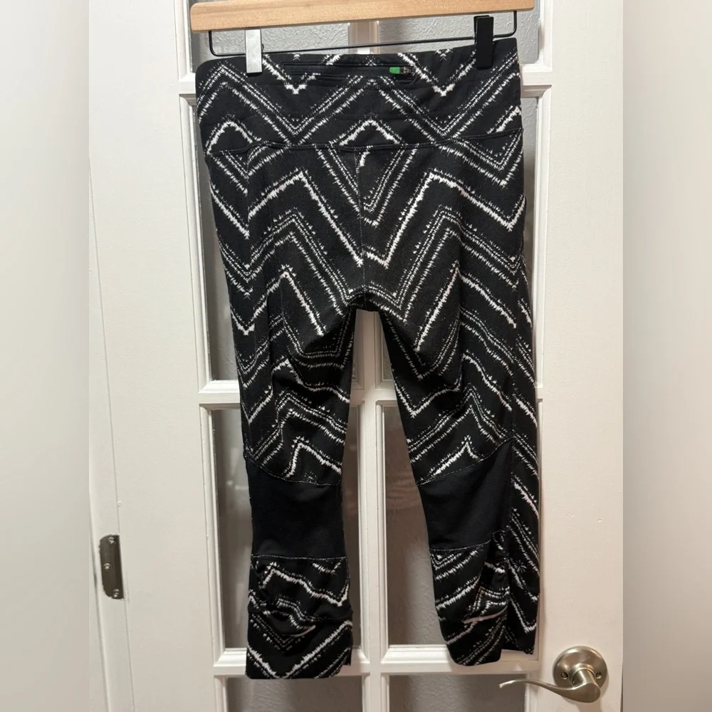Athleta Zig Zag Relay Capri Black White Chevron Cropped Leggings - Picture 6 of 11